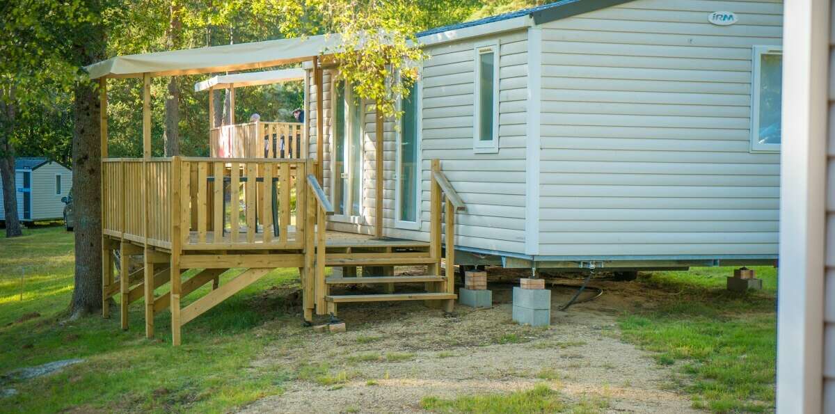 mobil home et terrasse en bois dans la nature du Camping Paradis Les Chanterelles