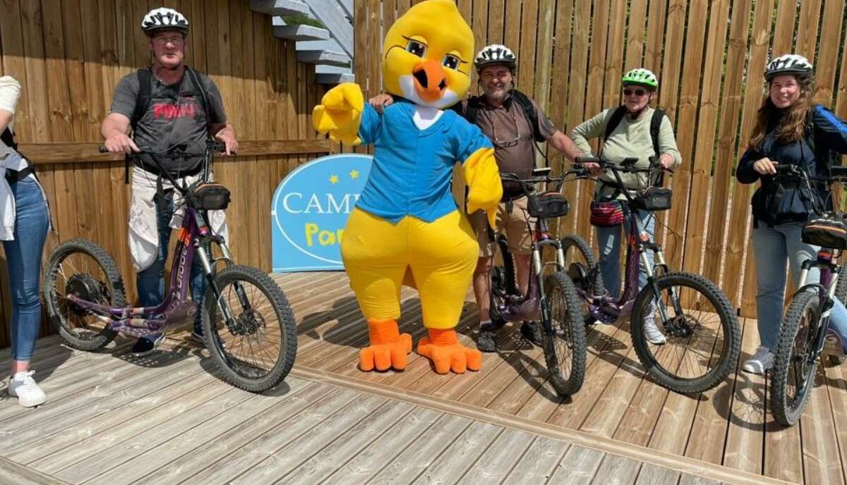 Les vacanciers des chanterelles partent faire une balade en vélo