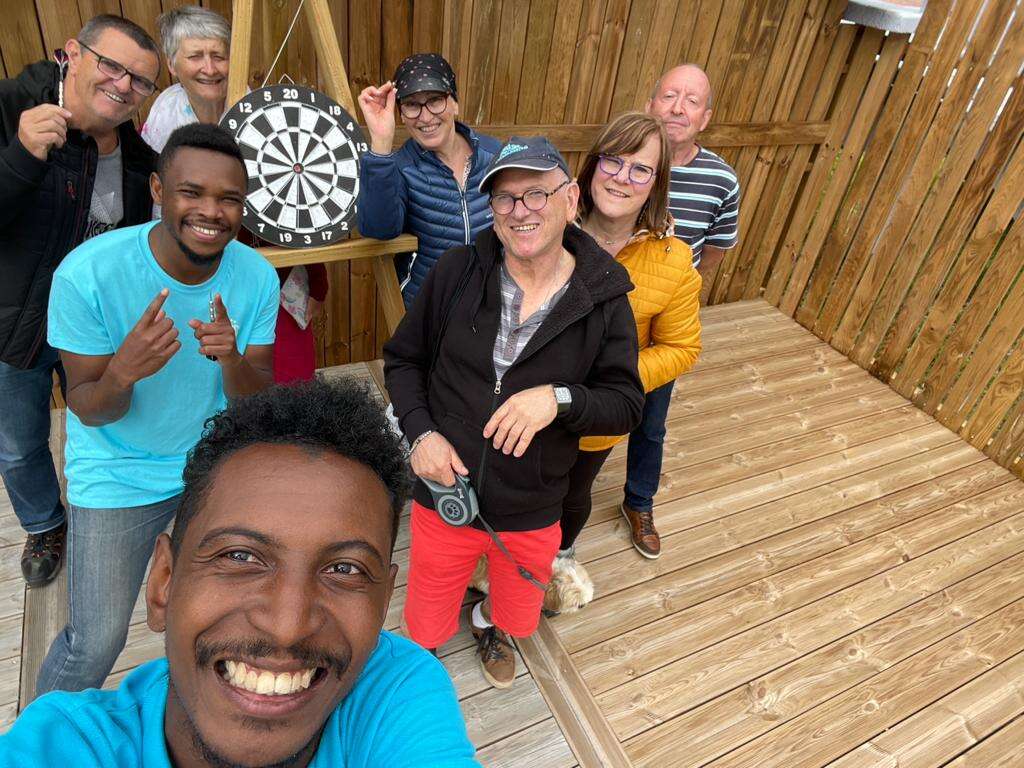 animateurs et jeu de fléchette au camping des Chanterelles