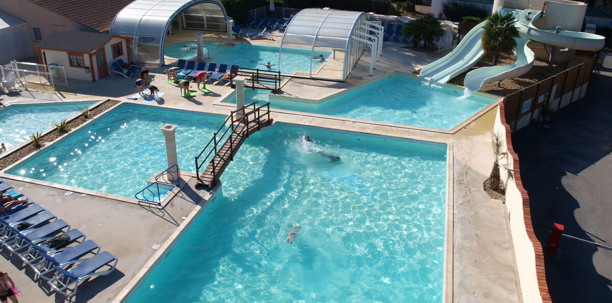 vue panoramique sur l'ensemble des piscine du Camping Paradis Domaine Les Charmilles