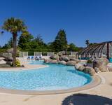 espace piscine ensoleillé au Camping Paradis Domaine de Bel Air