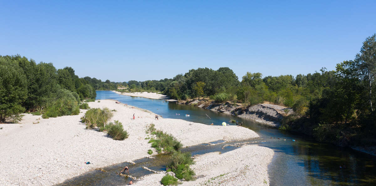 petite rivière et petite plage à proximité du camping Domaine de Gaujac