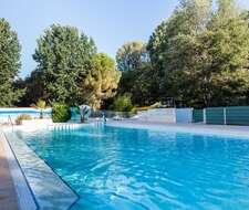 calme dans la piscine extérieure du camping Domaine de Gaujac