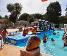 animations et jeux gonflables dans l'espace aquatique du camping Domaine de Gaujac