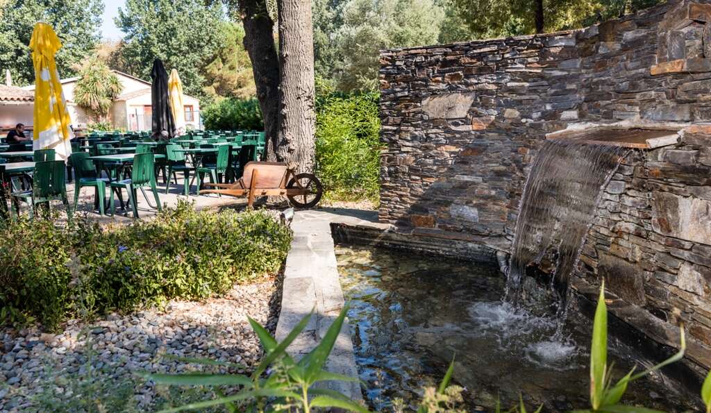petite fontaine à côté du restaurant du Camping Paradis Domaine de Gaujac