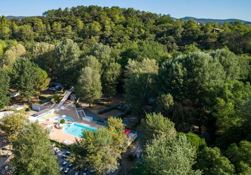 vue aérienne sur la piscine et la forêt du camping Domaine de Gaujac