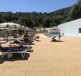 vacanciers au bord de la piscine extérieure du camping Domaine de Miremer