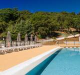transats au bord de la magnifique piscine du Camping Paradis Domaine de Miremer