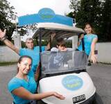 4 propriétaires dans la voiturette au camping Domaine de Miremer
