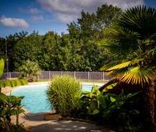 piscine extérieure dans la nature Domaine de Quercy