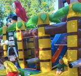 enfants qui jouent dans le chateau gonflable camping dimaine de quercy