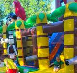 enfants qui jouent dans le chateau gonflable camping dimaine de quercy