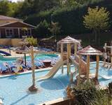 aire de jeux enfants dans l'espace aquatique du Camping Paradis L'Escapade