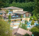vue panoramique des piscines et de la terrasse du restaurant du camping