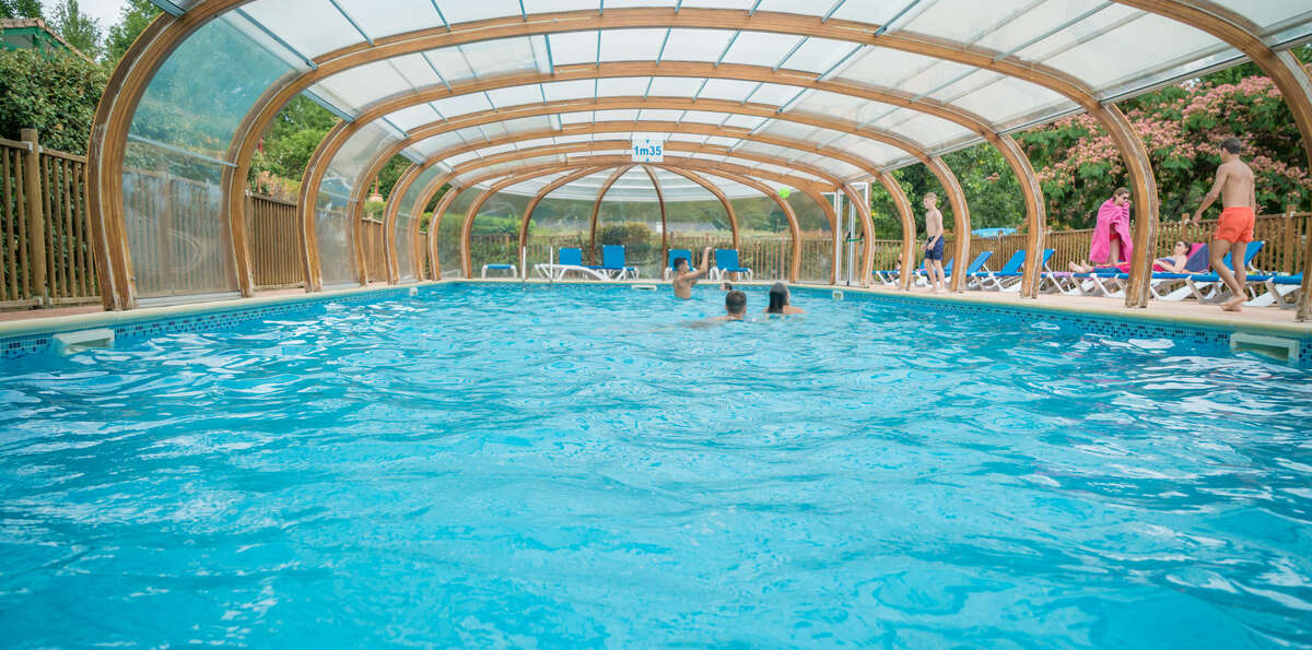 baignade d'enfants dans la piscine couverte du Camping Paradis L'Escapade