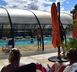 transats avec vue sur la piscine intérieur du camping Les Etangs de Plessac