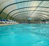 piscine couverte et eau transparente au Camping Paradis Les Etangs de Plessac
