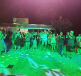 vacanciers faisant la fete au camping les etangs de plessac