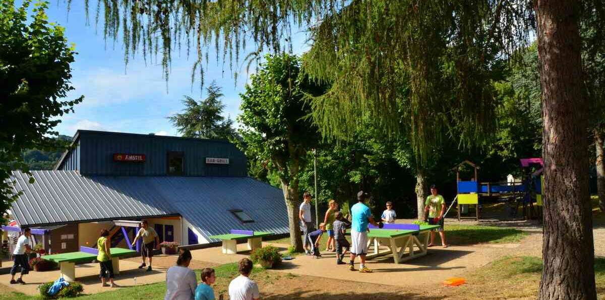 aire de jeux et tables de ping pong au Camping Paradis L'Europe