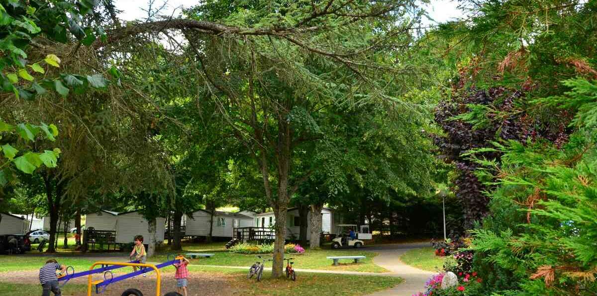 jeu pour enfants sous l'ombre des arbres du camping L'Europe