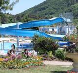 Camping Paradis à Murol et son grand toboggan pour les enfants