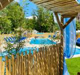 espace détente et piscines en arrière plan du Camping Paradis Family des Issoux