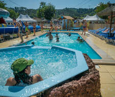 jacuzzi, jets d'eau et piscine dans le camping Family des Issoux