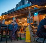 terrasse du saloon avec guirlandes à l'intérieur dans le camping Family des Issoux