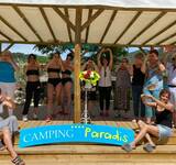 des vacanciers amoureux de leurs vacances sur la scène du camping Family-des-Issoux 