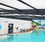 piscine intérieure avec logo Camping Paradis au camping La Ferme Erromardie