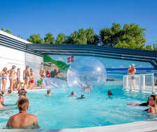 animations et bulle dans le piscine découverte du camping La Ferme Erromardie