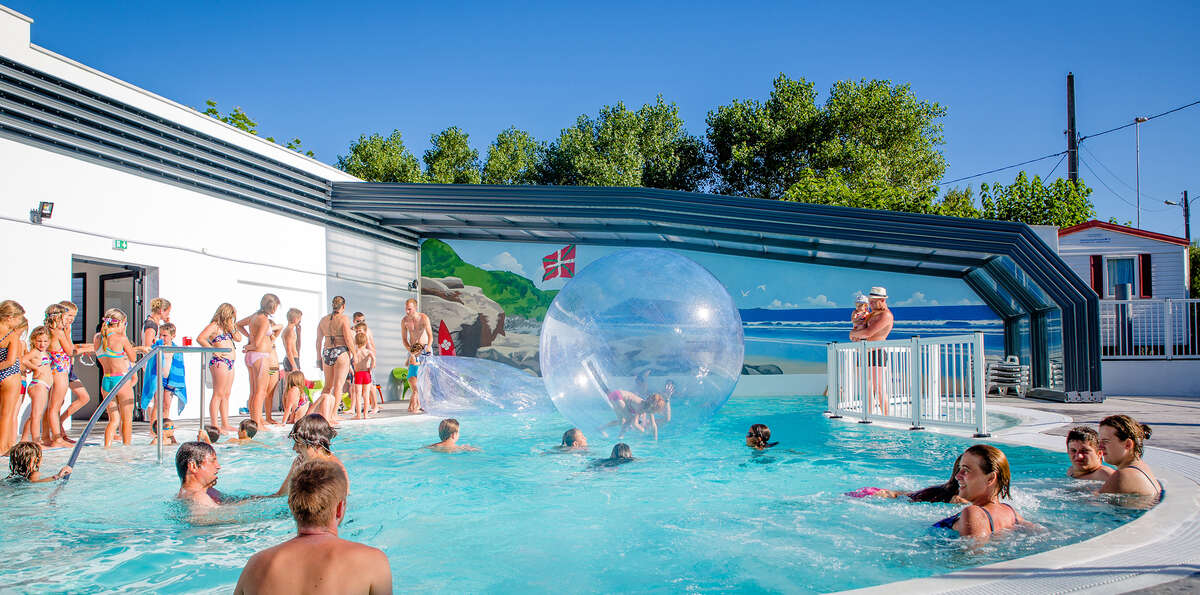 animations et bulle dans le piscine découverte du camping La Ferme Erromardie