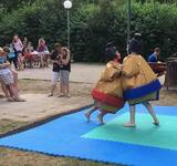 vacanciers faisant une partie de sumo au giessen