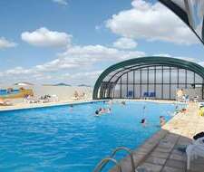 piscine découverte du camping sous les rayons du soleil au Camping Paradis Le Grand'R
