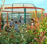 enfants jouant au trampoline au camping grand r