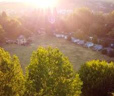 vue du camping L'Ile du Pont sous les rayons du soleil