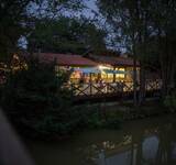 étang et terrasse du restaurant au camping L'Ile du Pont