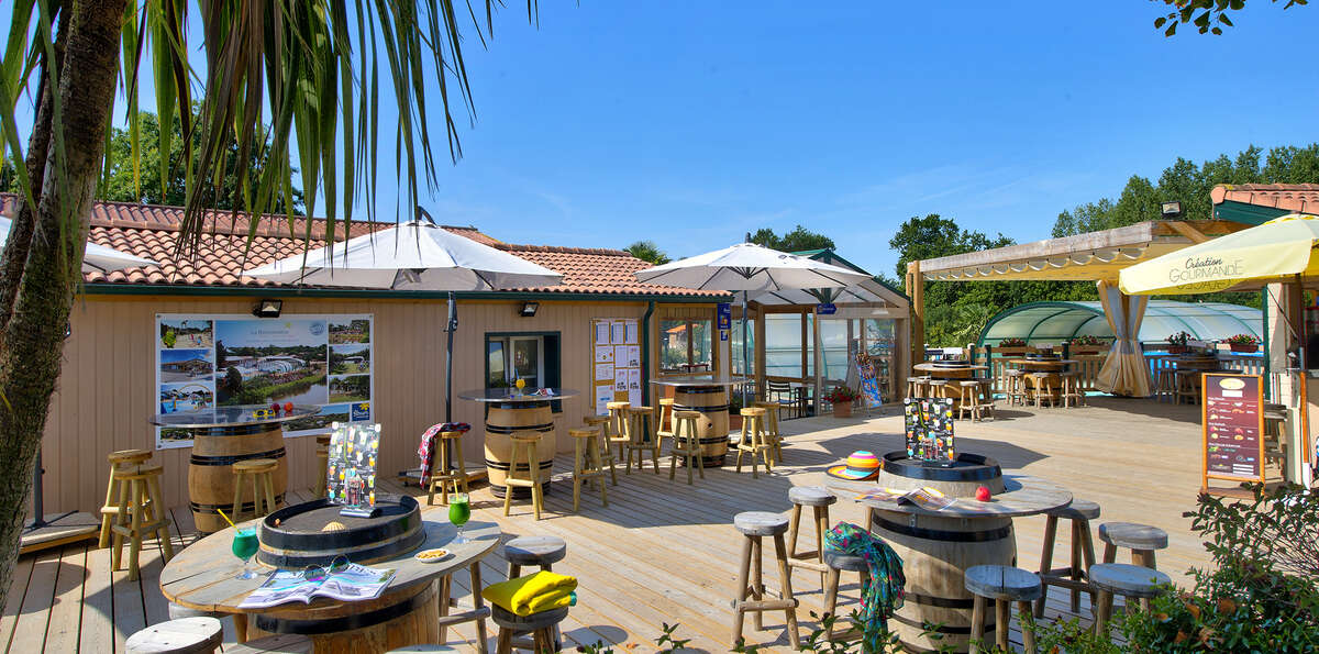 terrasse du restaurant du Camping Paradis La Bretonnière