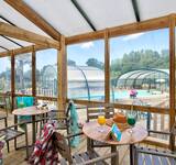 vue sur la piscine de l'intérieur du restaurant du camping La bretonnière