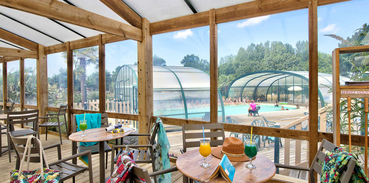 vue sur la piscine de l'intérieur du restaurant du camping La bretonnière