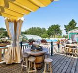 terrasse avec vue sur l'espace aquatique du camping La Bretonnière