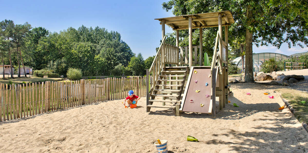 aire de jeux pour enfants avec sable au camping La Bretonnière