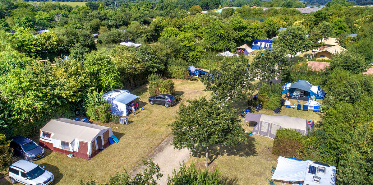 emplacements nus avec tentes et caravanes au camping la Bretonnière