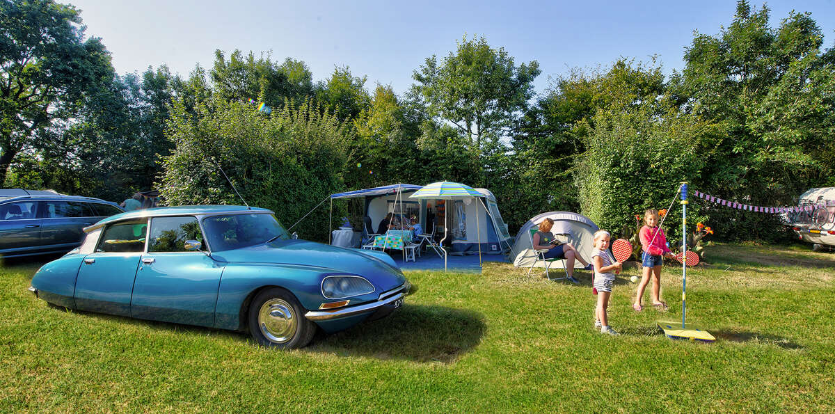 voiture de collection avec vacanciers en camping La Bretonnière