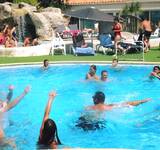 vacanciers dans la piscine du camping grand métairie