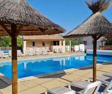 piscine extérieure au Camping Paradis La Pinède
