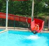 enfants qui fait du toboggan au céou