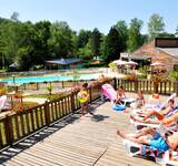 solarium et espace aquatique au Camping Paradis Le Coiroux en Corrèze