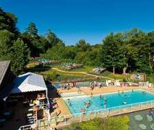 espace aquatique du Camping Paradis Le Coiroux en Corrèze vue du ciel