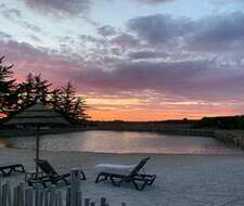 coucher de soleil sur le camping et son etendue eau